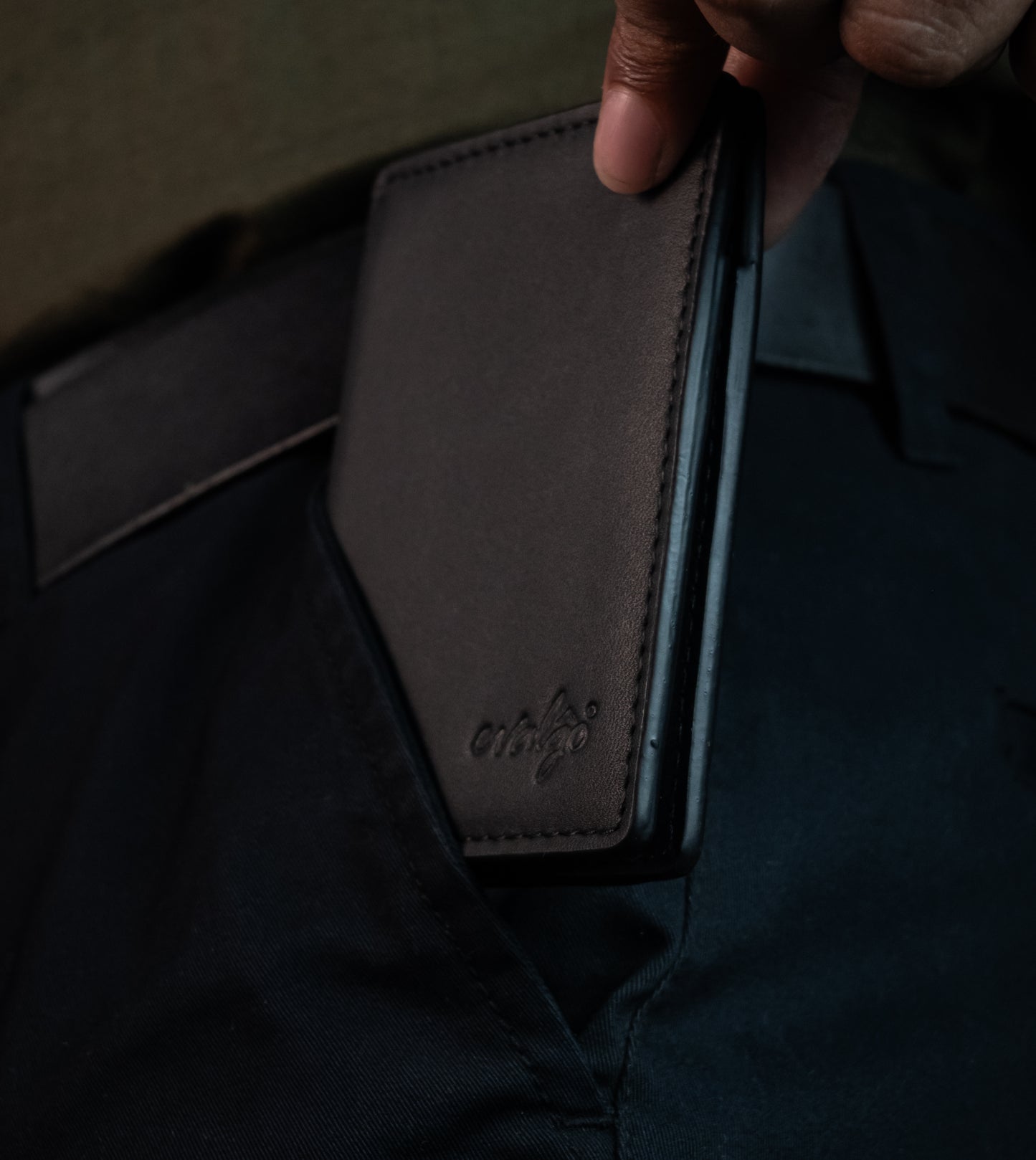 The evalgo® Snap — Full Grain Leather Slim Magnetic Wallet - RFID protected